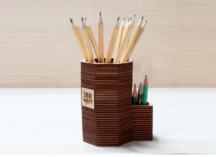 Подставка для ручек и карандашей в оригинальном дизайне и разных цветов.Высота: 10.5 см